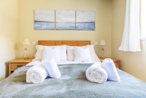 une chambre avec un lit avec des serviettes dessus dans l'établissement Spacieux 6pax 3ch Vue MtBlanc Central Parking, à Chamonix-Mont-Blanc