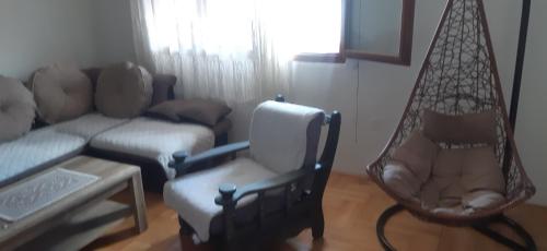 Zona d'estar a Porodična kuća