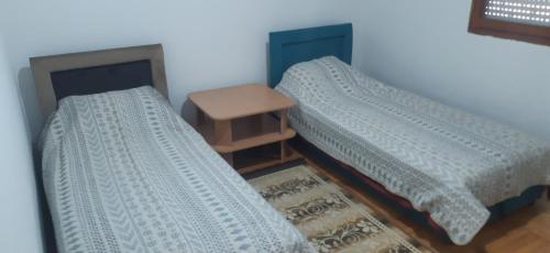 Llit o llits en una habitació de Porodična kuća