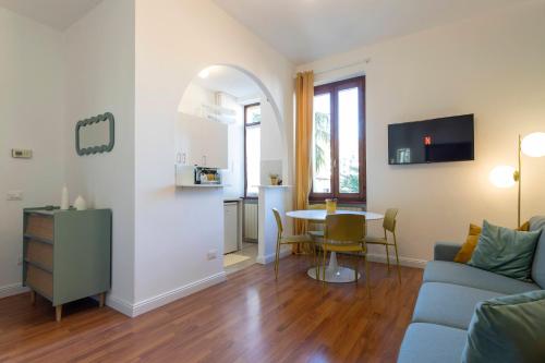 un salon avec un canapé et une table dans l'établissement Arona Elite Suite - SELF CHECK-IN Wifi, à Arona
