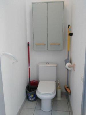 Elle comprend une petite salle de bains pourvue de toilettes et d'une armoire. dans l'établissement Fréjus le Césarée location de vacances Parking Piscine Terrasse Wifi, à Fréjus