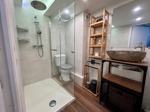 une salle de bain avec une douche, un lavabo et des toilettes dans l'établissement Casa Berlioz, à Montpellier