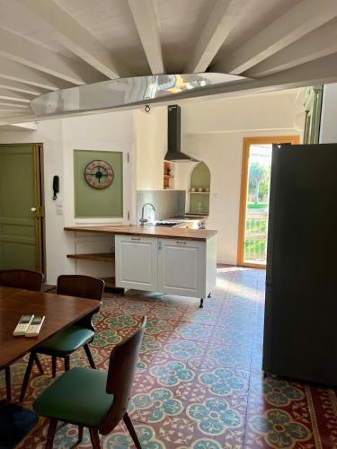 - une cuisine avec une table, des chaises et un comptoir dans l'établissement Casa Berlioz, à Montpellier