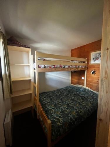 une chambre avec deux lits superposés dans une pièce dans l'établissement Appartement avoriaz 1800 proche parking, à Avoriaz