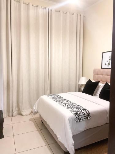 Katil atau katil-katil dalam bilik di Cozy 1-bedroom apartment with stunning view