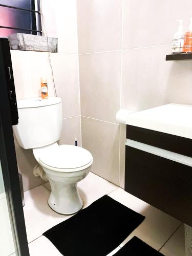 Bilik mandi di Cozy 1-bedroom apartment with stunning view