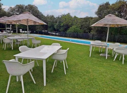 Πισίνα στο ή κοντά στο Cozy 1-bedroom apartment with stunning view