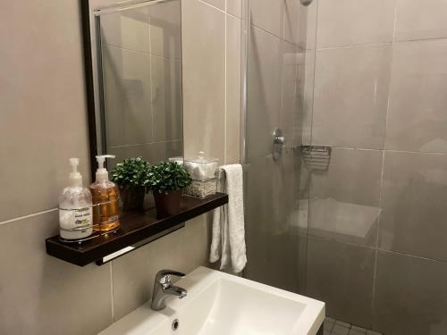 Bilik mandi di Cozy 1-bedroom apartment with stunning view