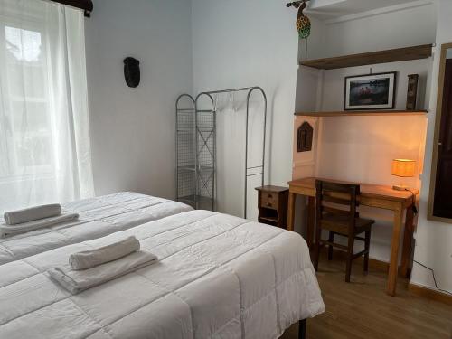 una camera da letto con un letto bianco, una scrivania e una sedia di Casa da Horta a Ribeira