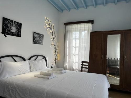 una camera da letto con un letto bianco e una finestra di Casa da Horta a Ribeira