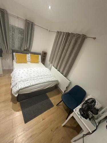 Кровать или кровати в номере 3rd Studio Flat With Private Toilet and Bathroom Setup For Family Enjoyment 134 Keedonwood Road Bromley