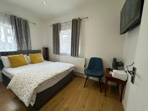 Кровать или кровати в номере 3rd Studio Flat With Private Toilet and Bathroom Setup For Family Enjoyment 134 Keedonwood Road Bromley