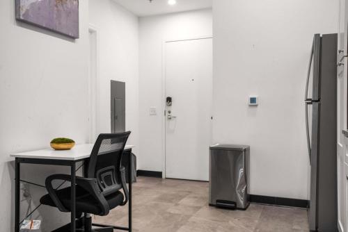 Habitación con mesa, silla y nevera. en CozySuites Stunning 1BR in Downtown Pitts #6, en Pittsburgh