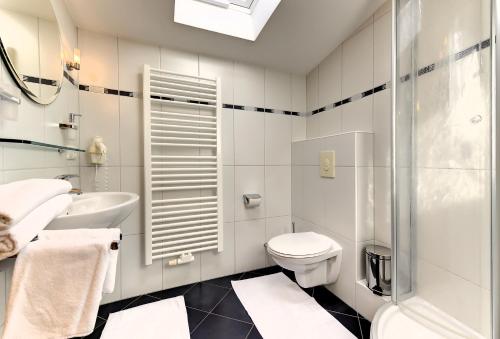 a bathroom with a toilet sink and a shower at Pension Leithenwald in Zwiesel