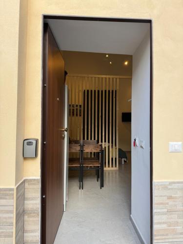 a door leading into a dining room with a table at Casa Giulia in Portici