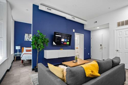 TV a/nebo společenská místnost v ubytování CozySuites Stunning 1BR in Downtown Pitts #7