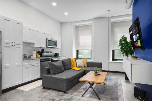 Kuchyň nebo kuchyňský kout v ubytování CozySuites Stunning 1BR in Downtown Pitts #7