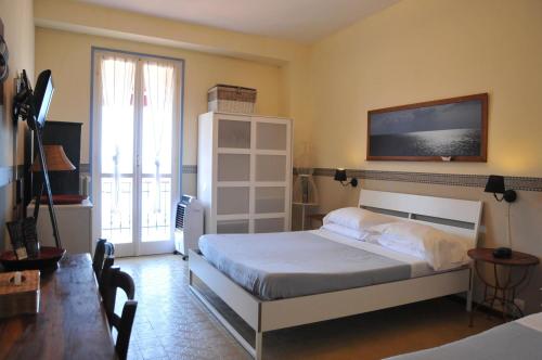 a bedroom with a bed and a tv on the wall at Hotel Villa Belvedere in Bonassola