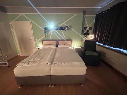 a bedroom with a large bed in a room at Ferienapartment Saarbrücken Zentrumsnah mit Luxus-Heimkino, Grill, Balkon & Miele Küche in Saarbrücken