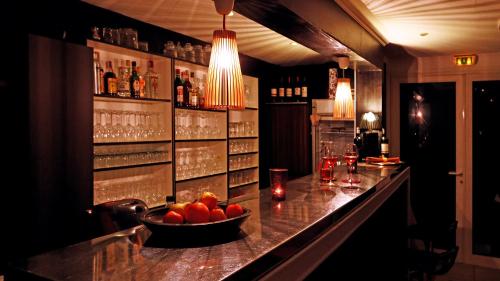 un bar con un bol de fruta en una barra en Hotel mon Soleil, en La Gaude