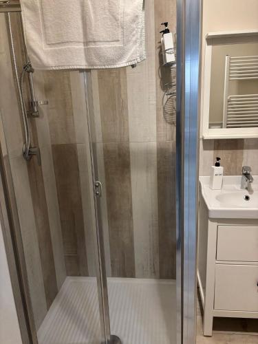 een douchecabine in een badkamer met een wastafel bij Appartamento con patio in Monopoli