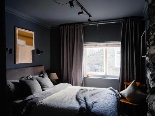 a bedroom with a bed and a window at Cambridge House in Windermere