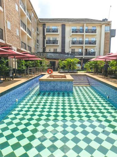 Der Swimmingpool an oder in der Nähe von The Willows Nest Hotel Ibadan