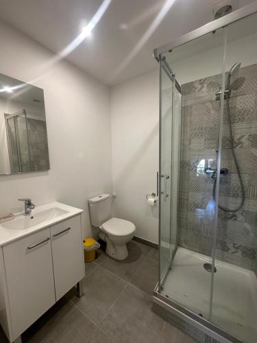 Photo de la galerie de l'établissement Le Castel, La chambre La Goutte d Or, à Solliès-Pont