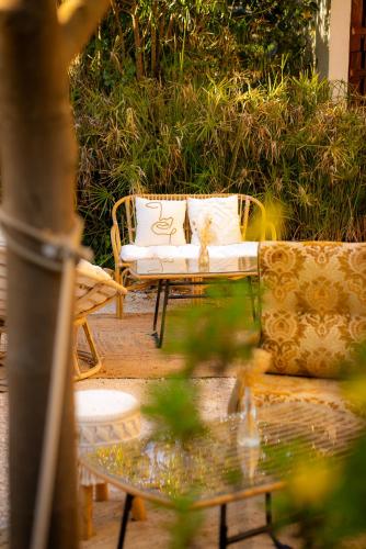 Photo de la galerie de l'établissement Le Castel, La chambre La Goutte d Or, à Solliès-Pont