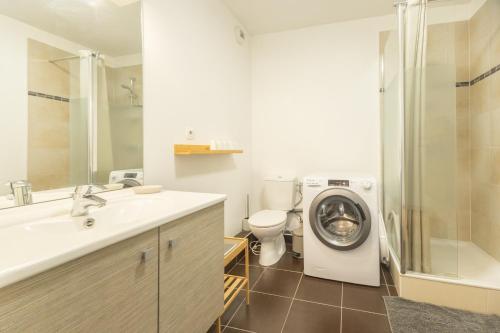 La salle de bains est pourvue d'un lave-linge et de toilettes. dans l'établissement Le Petit Cocon, à Marseille