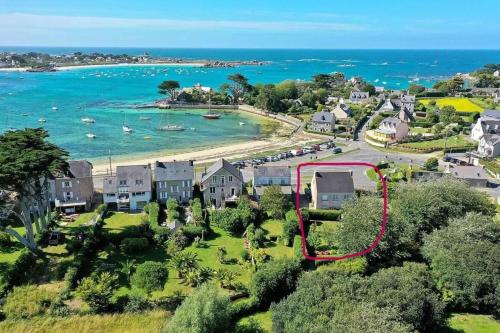 - une vue aérienne sur une ville avec des maisons et une plage dans l'établissement La Corniche-Maison vue mer avec grand jardin, à Brignogan-Plage