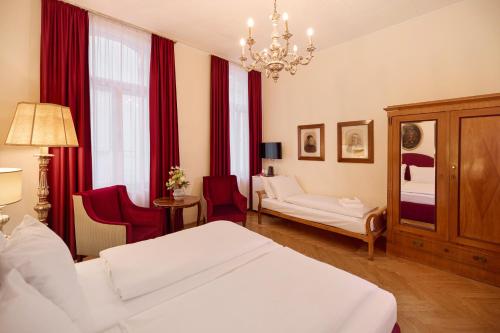 Llit o llits en una habitació de Graben Hotel
