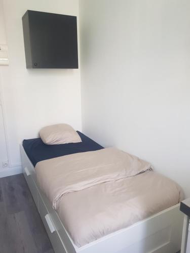 Ce lit se trouve dans un dortoir doté d'une télévision murale. dans l'établissement Chambre Meublée, à Marseille