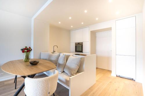 une cuisine et un salon avec une table et un canapé dans l'établissement Appartement Port Grimaud, à Grimaud