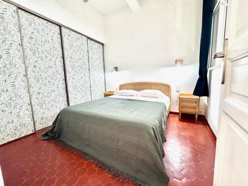 une chambre avec un lit dans une pièce dans l'établissement B OT Maison Barillerie - Old Town - Promenade des, à Nice