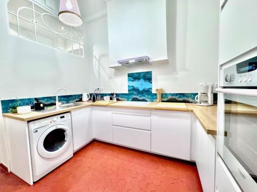 une cuisine avec des armoires blanches et une laveuse et une sécheuse dans l'établissement B OT Maison Barillerie - Old Town - Promenade des, à Nice