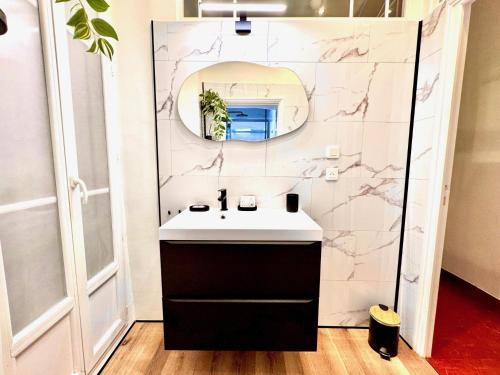 une salle de bain avec un lavabo et un miroir dans l'établissement B OT Maison Barillerie - Old Town - Promenade des, à Nice