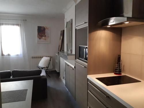 une cuisine avec un canapé et une cuisinière dans l'établissement Appartement Centre historique Tout Confort, à Montpellier
