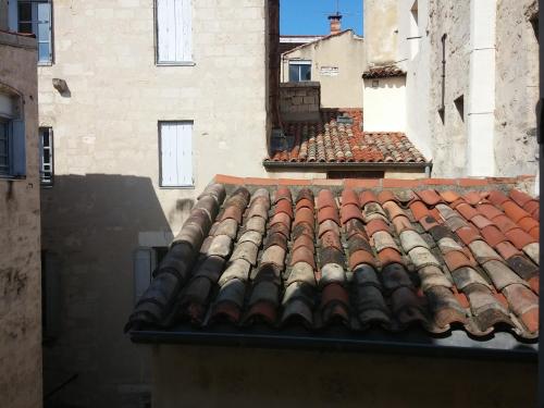 une vue sur un toit de bâtiments dans l'établissement Appartement Centre historique Tout Confort, à Montpellier