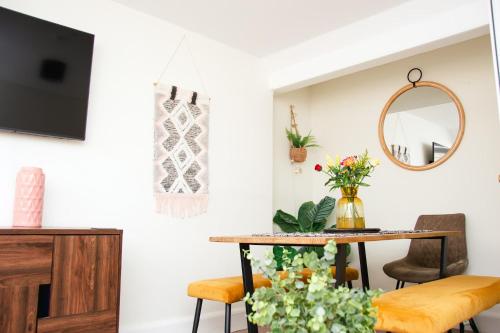 a living room with a table and chairs and a mirror at Beautiful Character 3 Bed City Centre Apartment in Bath