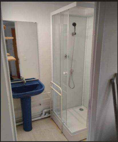 une salle de bain avec un lavabo bleu et une douche dans l'établissement La terrasse - Hyper Centre et Proche Plage, à Dunkerque