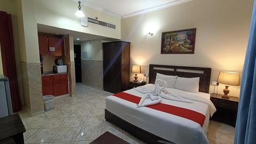 Postel nebo postele na pokoji v ubytování Ruwi Beach Hotel Apartments - MAHA HOSPITALITY GROUP
