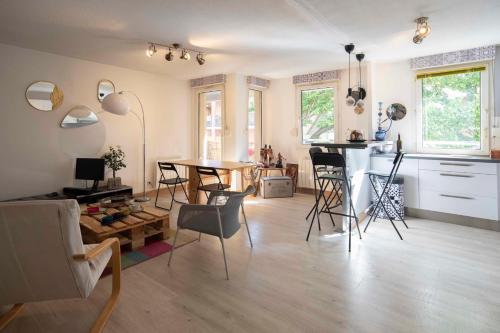 Photo de la galerie de l'établissement Nice 64 M2 Bright Well Decorated With Wifi, à Villeurbanne