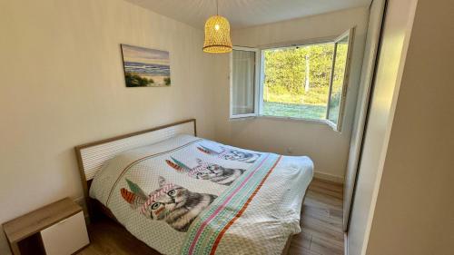 Cette petite chambre comprend un lit avec un chat. dans l'établissement 