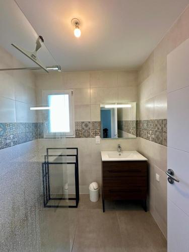 une salle de bain avec un lavabo et des toilettes dans l'établissement 