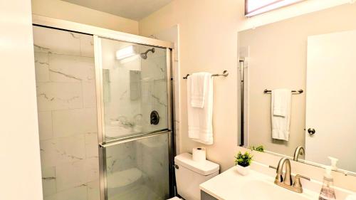 Ванная комната в 2BR Tropical Retreat A 3Mins to Beach