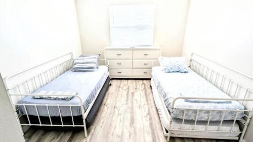 Кровать или кровати в номере 2BR Tropical Retreat A 3Mins to Beach