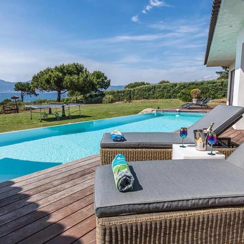 Cette villa dispose d'une piscine avec vue sur l'océan. dans l'établissement Villa avec vue imprenable sur la mer à Pietrosella - 270 m², à Pietrosella