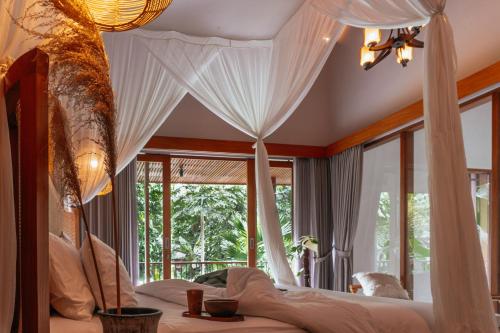 Postel nebo postele na pokoji v ubytování Outerphi Suweta Ubud