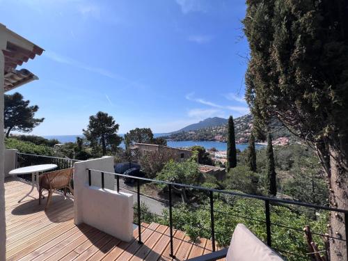 - un balcon offrant une vue sur l'eau dans l'établissement Maison Bord de mer Theoule, à Théoule-sur-Mer